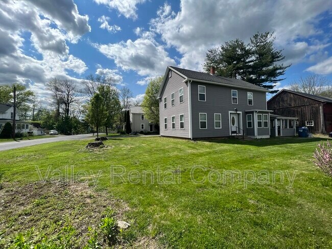 Building Photo - 28 School St