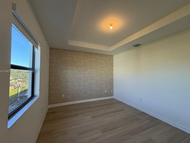 Building Photo - 909 NE 211th St