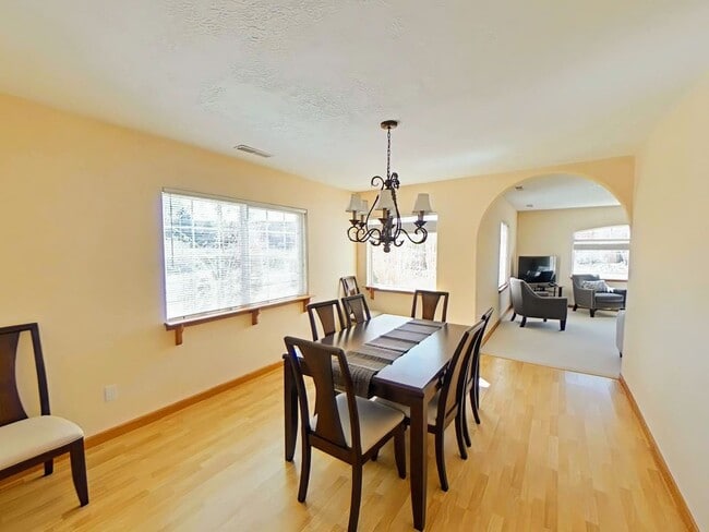 Building Photo - Beautiful Stand Alone Near Golf Course