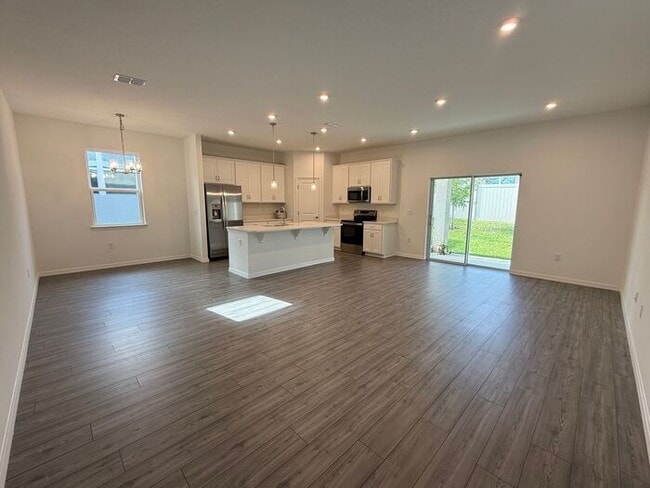 Building Photo - 4/3 Spacious Lake County Home
