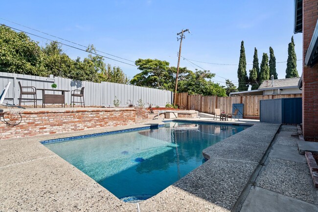 Building Photo - FABULOUS Modern Remodel with PRIVATE POOL ...