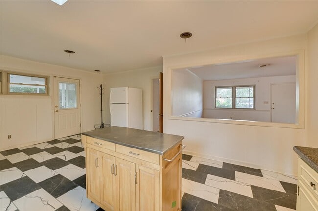 Building Photo - 1654 Pendleton Rd