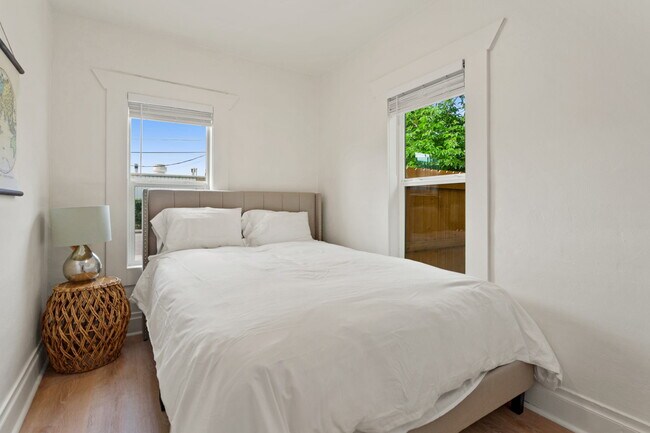 2nd Bedroom (queen bed) - 123 2nd St SE