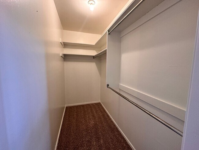 Building Photo - 2 Bedroom, 2 Bathroom Unit in Quiet Cul-de...