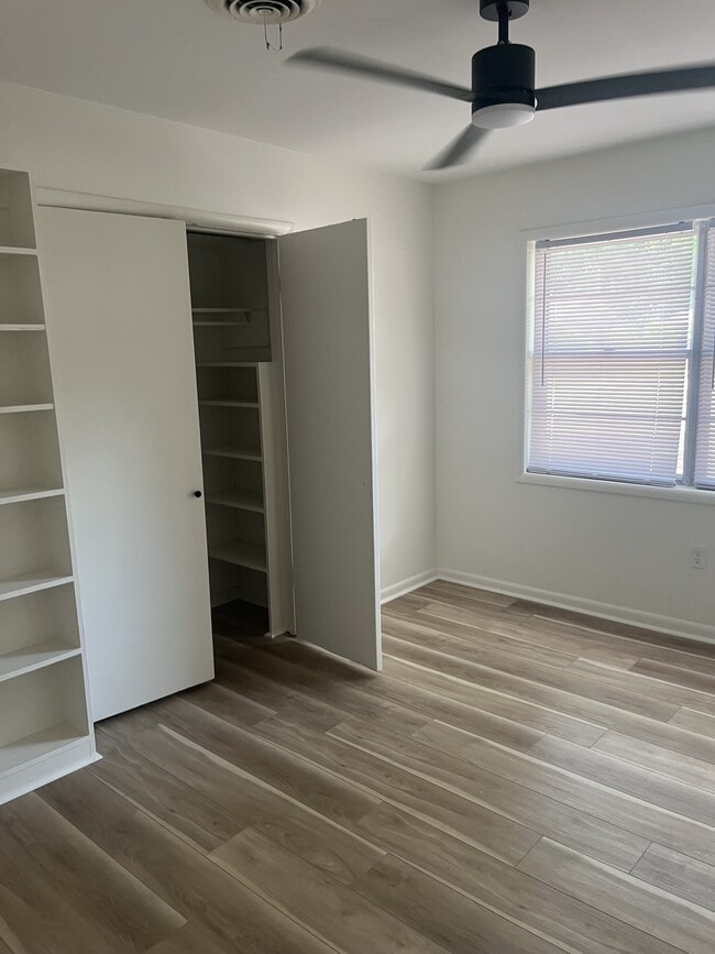 Building Photo - 13 Meadowbrook Dr