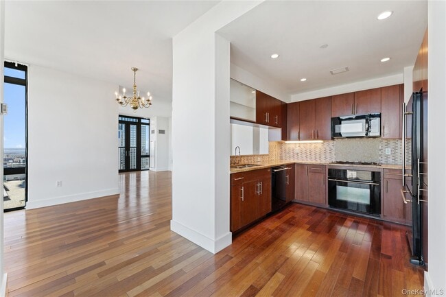 Building Photo - 175 Huguenot St