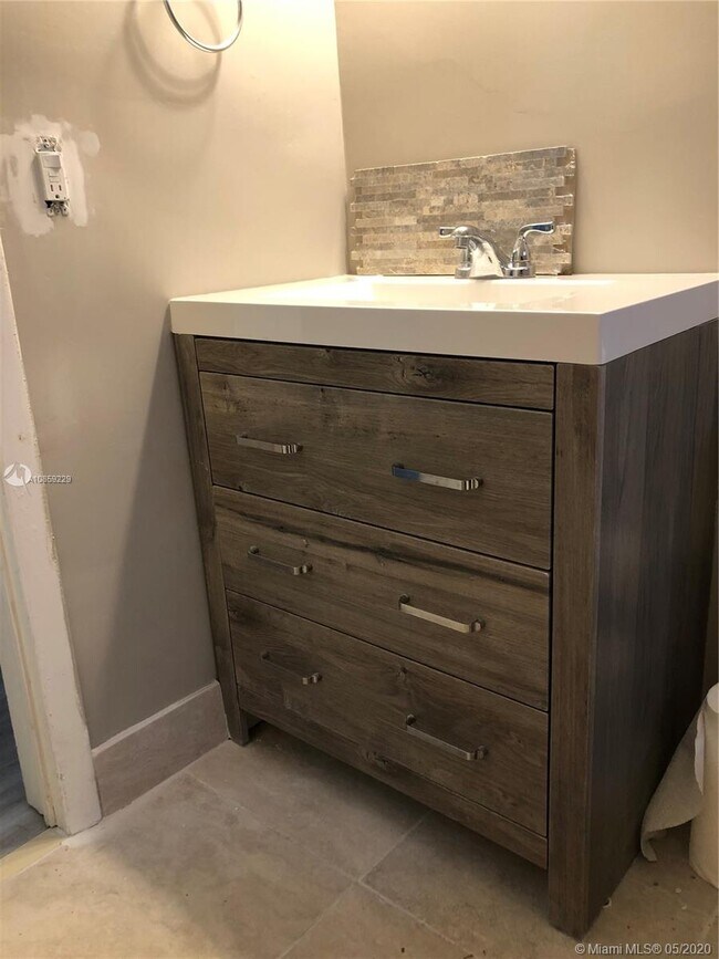 Building Photo - 2620 SW 32nd Ave