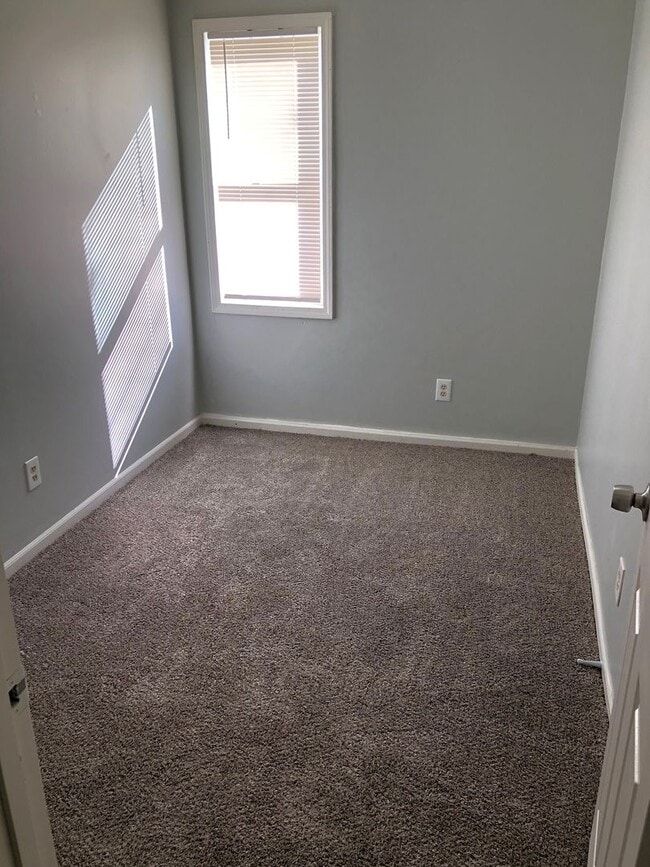 Building Photo - 818 Columbia Ave