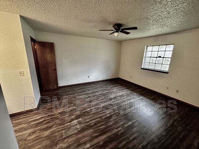 Building Photo - 7000 Woodlake Dr