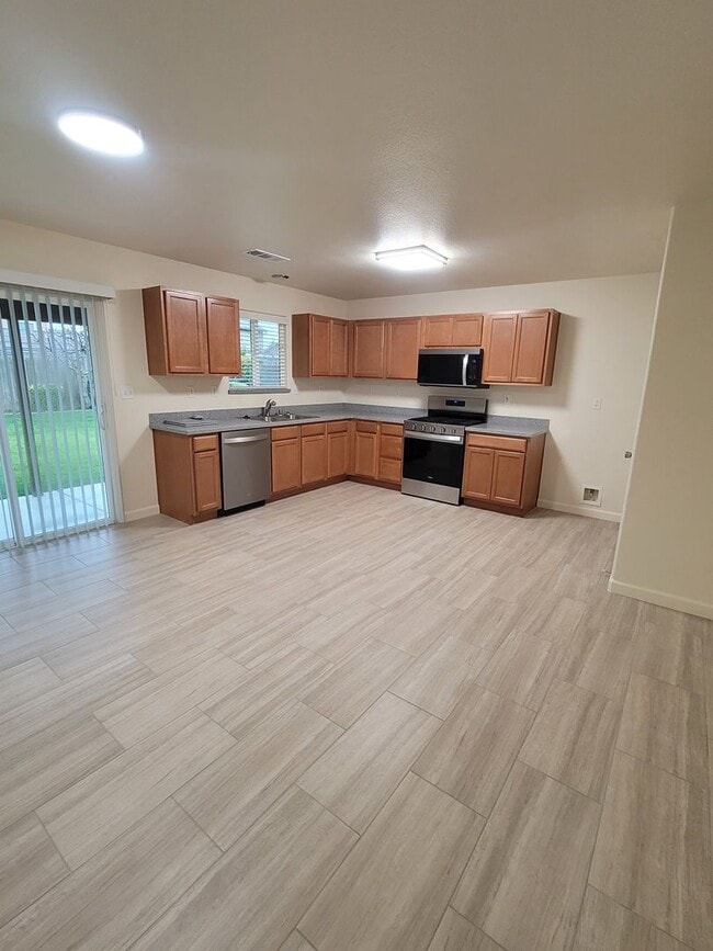 Building Photo - 3 bedroom 2 bath SW Visalia Home