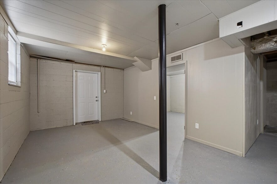Building Photo - 641 Amber Pl SW