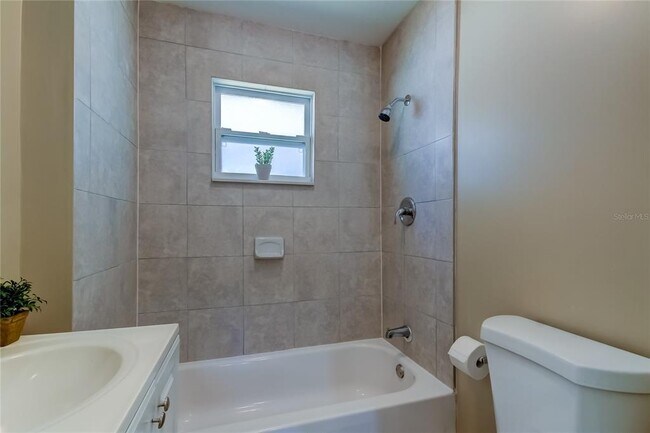 Building Photo - 1800 12th Ave S