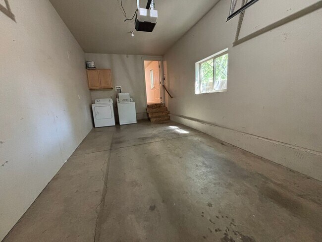 Building Photo - l1633