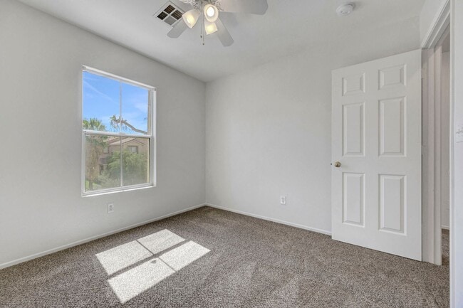 Building Photo - Adorable 2 story in the Northwest! Fresh paint and new carpet!