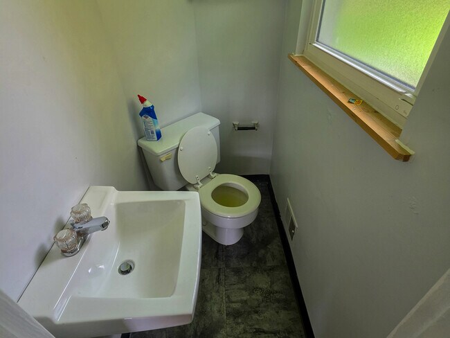 Building Photo - 408 Hazelnut Dr