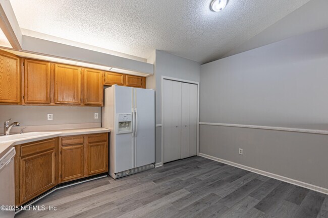 Building Photo - 1836 Manitoba Ct N