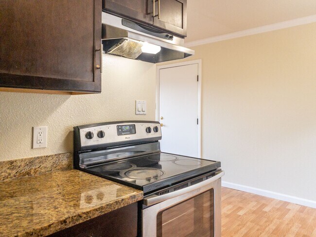 Building Photo - 2BD 1BA Recently Renovated Unit! Parking! ...