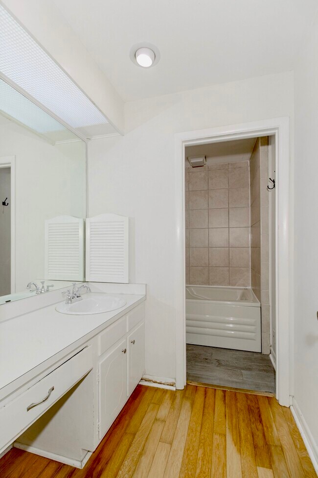 Bath Room - 3000 Hillsboro Pike