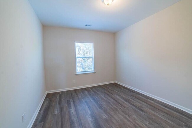 Building Photo - Beautiful 3-Bedroom Townhome in Sought-After Waterways Community