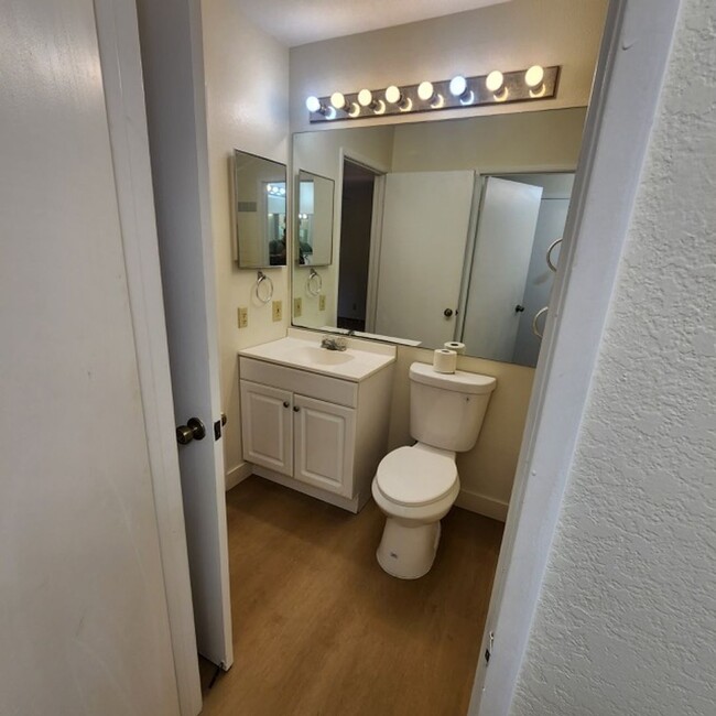 Building Photo - 2 bdrm 1.5 bath 2nd floor Southpointe at W...