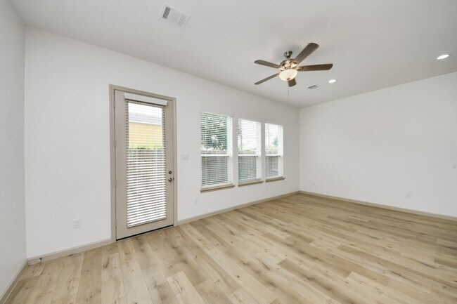 Building Photo - 2119 Esther Dr