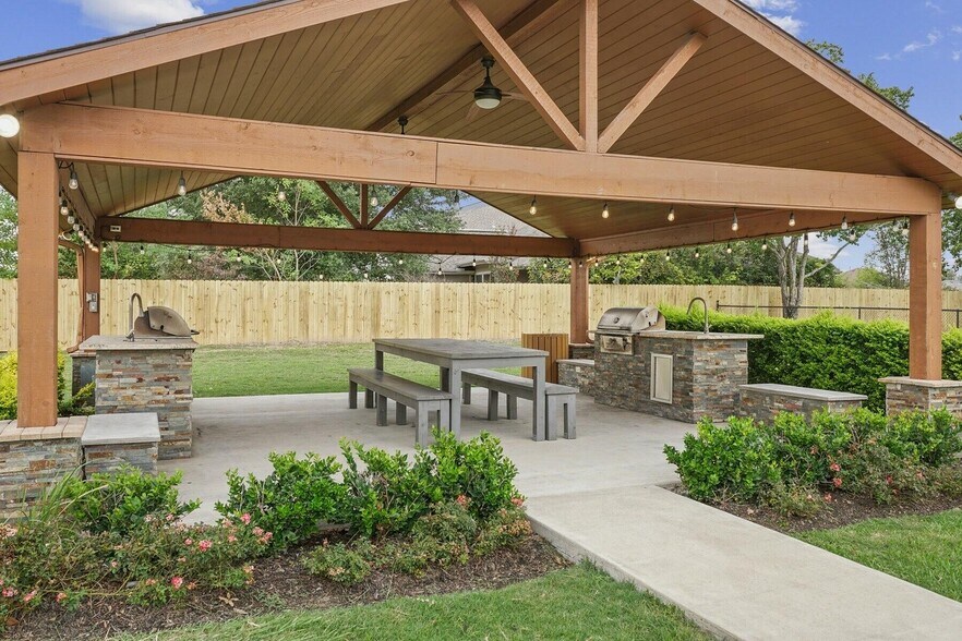 Building Photo - 14807 Woodland Hills Dr