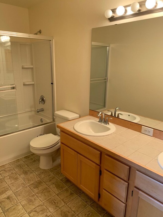 Building Photo - Beautiful 3-bd, 2.5-bath house The Ridge in Kent.