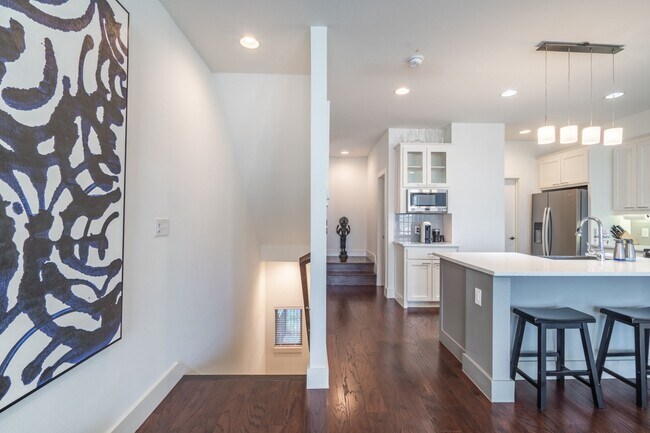 Building Photo - 2 Bed Option in East Dallas Townhome off Greenville Lakewood Neighborhood