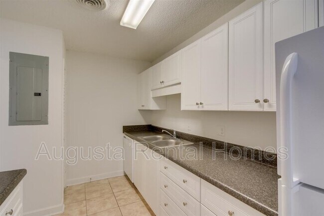 Building Photo - 2905 Arrowhead Dr