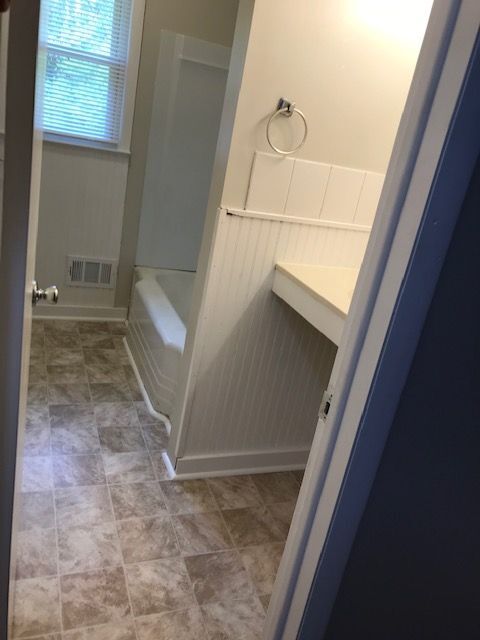 Building Photo - 5615 Lakeside Trl