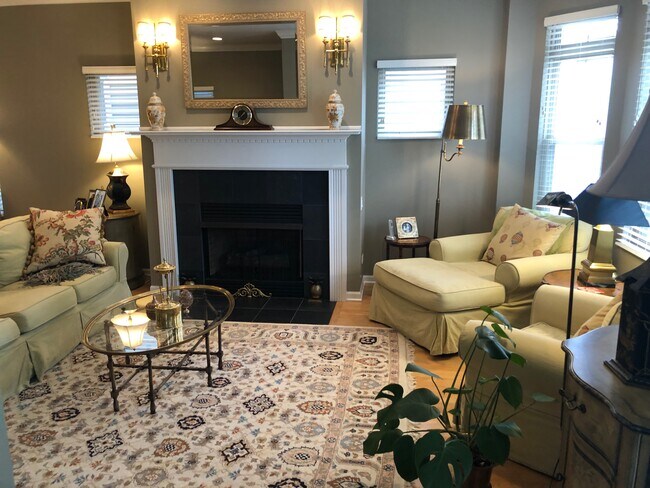 Living Room - 1604 W Edgewater Ave