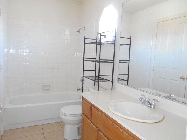 Building Photo - Spacious 4 bedroom Home Located in the Desirable Area of Henderson!