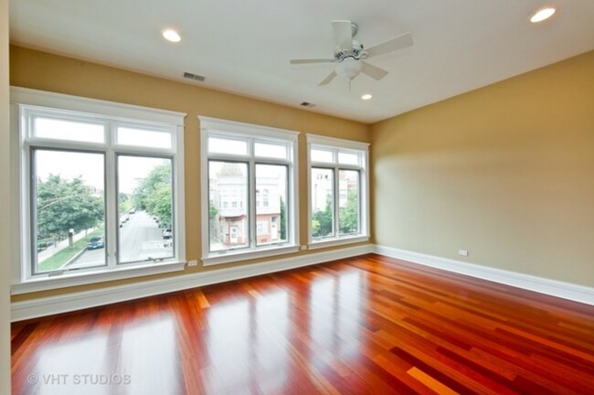 Building Photo - 1661 W Wrightwood Ave