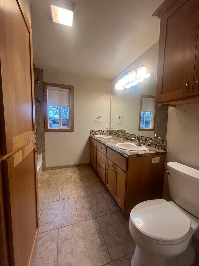 Building Photo - Country living just minutes from town!!! 3-Bed 2-Bath home