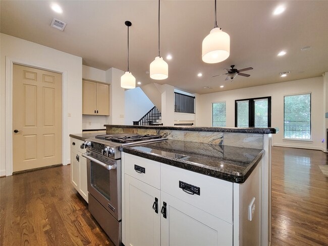 Building Photo - 1605 W 14th St