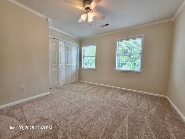 Building Photo - Thoughtfully updated 3 bedroom in Summervi...
