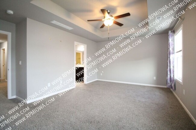 Building Photo - OVER 2000+ SQ FT!!! 3 Bedroom, 2.5 Bath To...