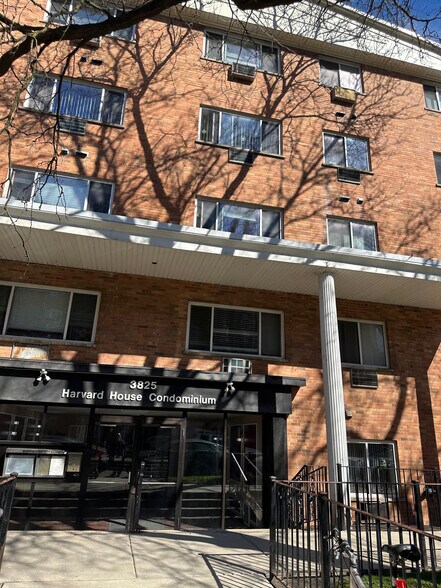 Building Photo - 3825 N Pine Grove Ave