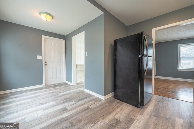 Building Photo - 8449 Fairview Dr