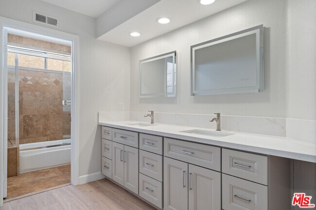 Building Photo - 6143 Lake Lindero Dr