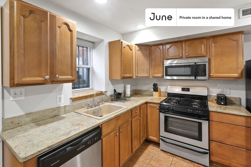 Building Photo - Room in Shared 3 bed/2.5 bath home