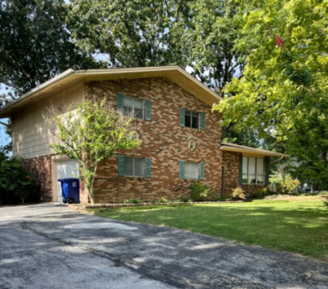 Building Photo - Three Bedroom, Large Lot, Pet Friendly,Hixson! ***Monthly rent $1900.00!***