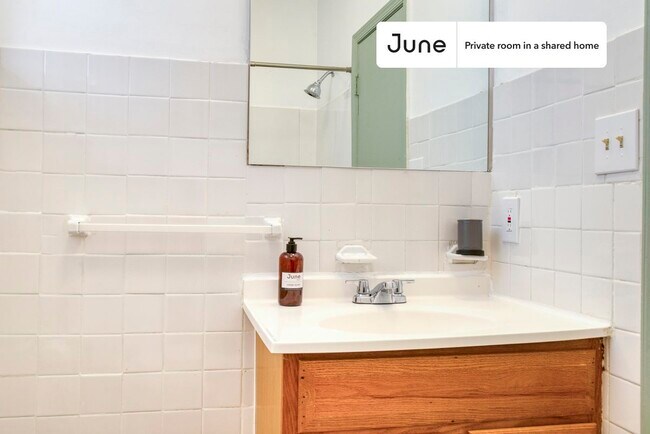 Building Photo - Private bedroom in 3 bed/1.5 bath Home