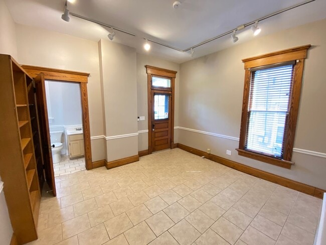 Building Photo - Huge Brick House! Free Parking!