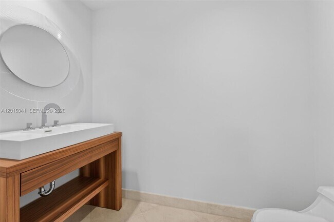 Building Photo - 808 Brickell Key Dr