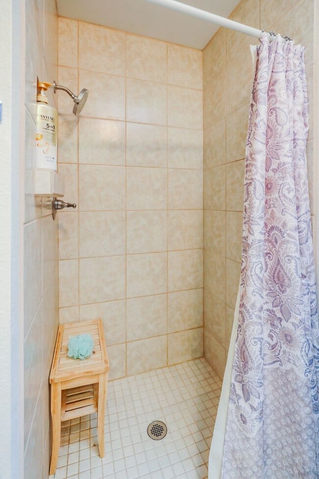 Building Photo - Spacious 3 Bedroom 2 bath with Solar Panels