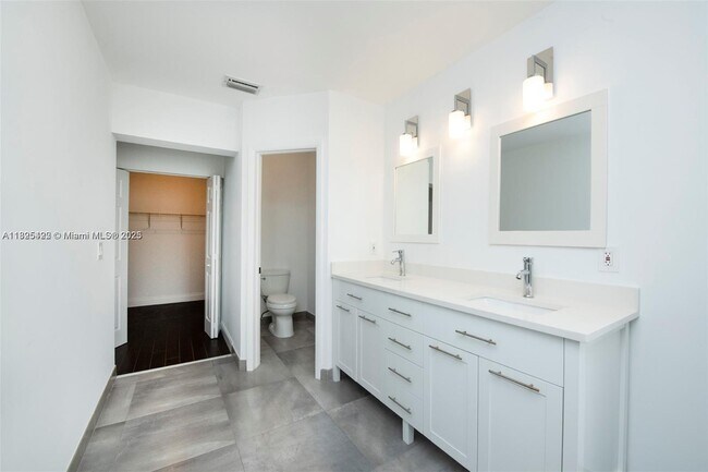 Building Photo - 4,600 1127 sw 4104th way