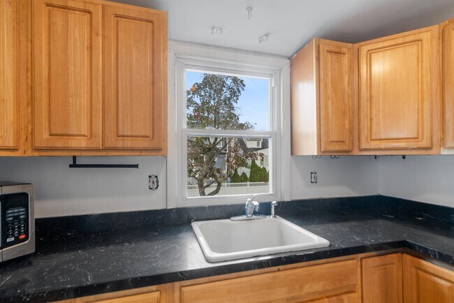 Building Photo - 689 2nd St