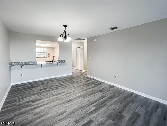 Building Photo - 4530 SW 10th Ave