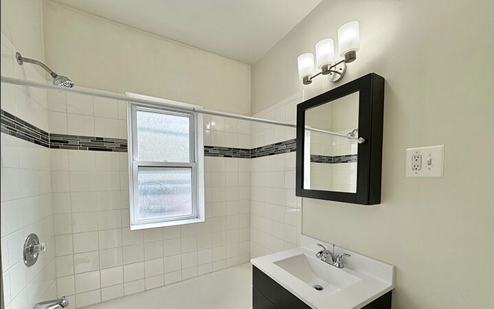 Building Photo - 3825 N Greenview Ave